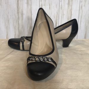 Naturalizer Tan and black heels with chain size 8M